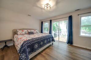 4 bedrooms, desk, WiFi, bed sheets