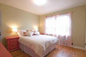 5 bedrooms, desk, iron/ironing board, travel crib