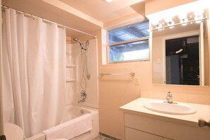 Combined shower/bathtub, hair dryer, towels - Spacious 5BR 2BA Home - Fenced Yard, BBQ, Fire Pit (Oak Harbor)