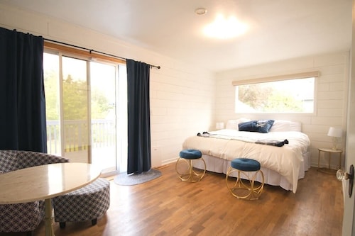 Large 5BR/2BA Home with Fenced Yard - Dyer House!