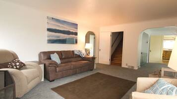 TV connectée, lecteur de DVD, table de tennis de table, livres