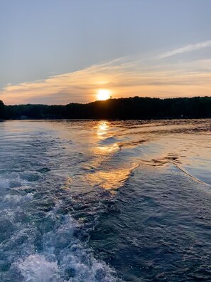 Beach nearby, sun-loungers, beach towels