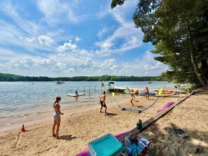 靠近海滩、沙滩椅、沙滩毛巾