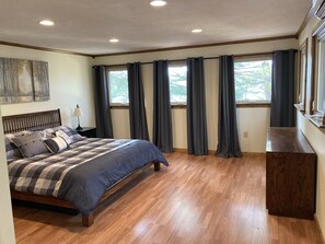 3 bedrooms, desk, iron/ironing board, travel cot