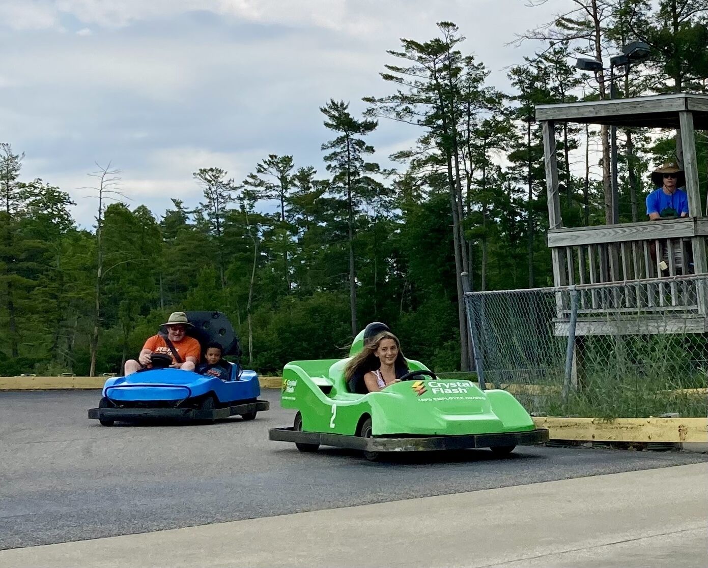 Autos chocones en un parque de atracciones.
