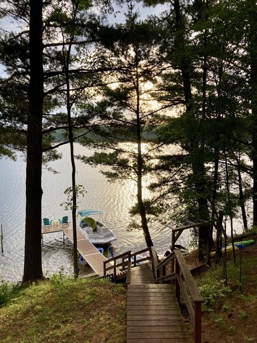 Fall Splendor! Cozy Cabin, Lake Views & Campfires!
