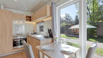 Kühlschrank, Herdplatte, Wasserkocher mit Kaffee-/Teezubehör