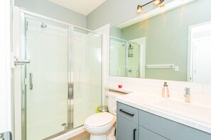 Kombination af bruser/badekar, håndklæder, Sæbe, Toiletpapir