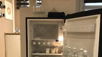 Réfrigérateur, micro-ondes, plaque de cuisson, cafetiÚre/bouilloire