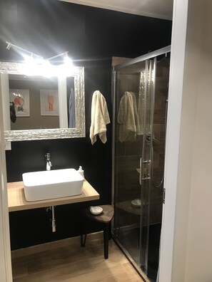 Shower, hair dryer, bidet, towels - San secondo street (Torino)