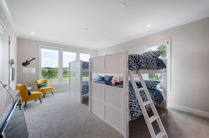 3 habitaciones, tabla de planchar con plancha y cuna de viaje
