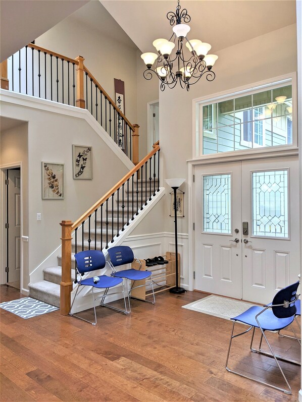 Interior - Spacious and quiet 5 bedroom home (Kenmore)