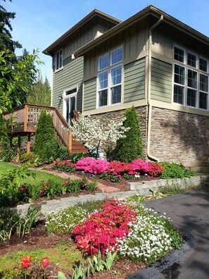 Exterior - Spacious and quiet 5 bedroom home (Kenmore)