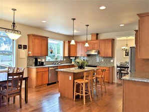 Fridge, microwave, oven, stovetop - Spacious and quiet 5 bedroom home (Kenmore)