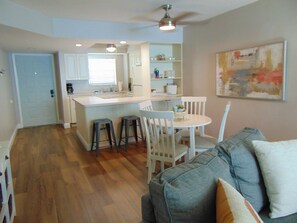 Smart TV, DVD player, books, stereo - Beautiful Marco Island Condo Located on Factory Bay! (Marco Island)