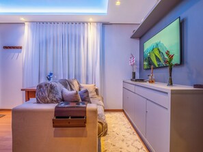 Departamento familiar | Área de sala de estar | Televisión LED de 32 pulgadas con canales vía satélite y televisión 