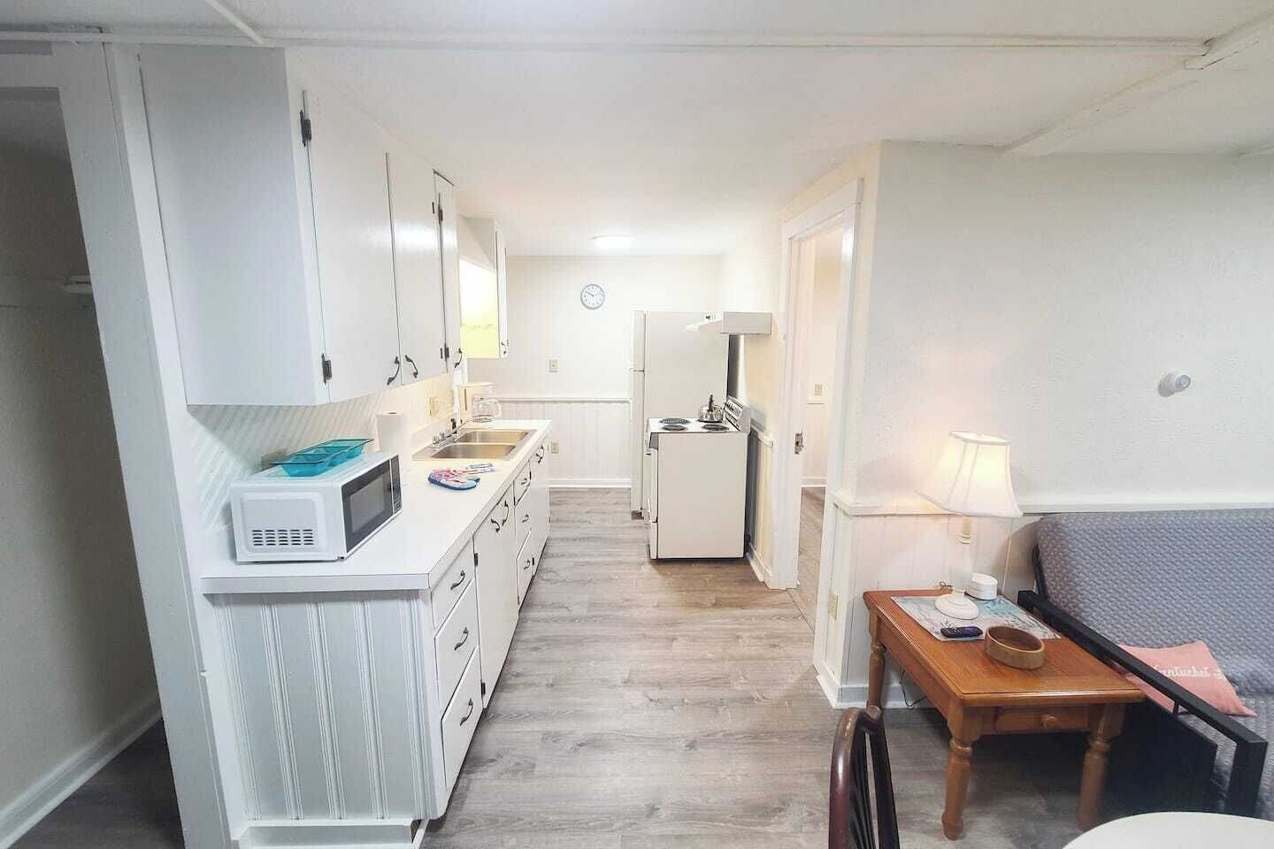 Réfrigérateur, four à micro-ondes, un four, cafetière-théière