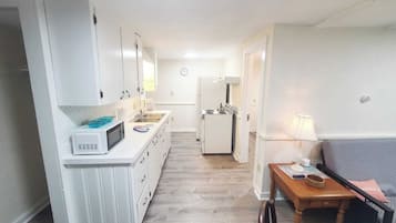 Réfrigérateur, four à micro-ondes, un four, cafetière-théière