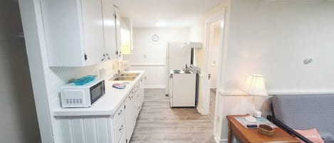 Réfrigérateur, micro-ondes, four, cafetière/bouilloire