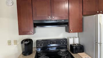 Køleskab, mikrobølgeovn, ovn, kaffe-/temaskine