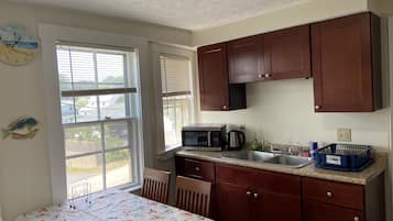 Køleskab, mikrobølgeovn, ovn, kaffe-/temaskine