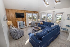 TV, books - Semi-Oceanfront, Private Pool, Hot Tub, Close to beach! WL1066, Schemering Seas (Corolla)