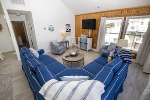 TV, books - Semi-Oceanfront, Private Pool, Hot Tub, Close to beach! WL1066, Schemering Seas (Corolla)