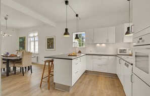 Kjøleskap, kokeplater, oppvaskmaskin og kaffetrakter/tekoker