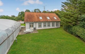 Outdoor dining - Stunning home in Kværndrup with WiFi (Kværndrup)