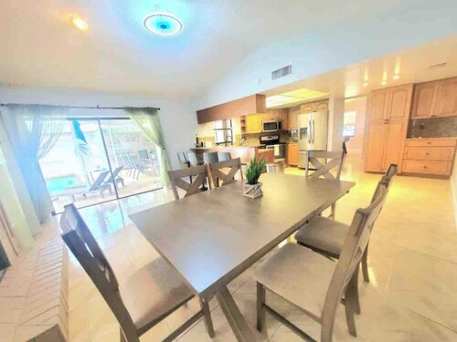 Tampa Home w BBQ patio pool /5 Beds /9 Guests