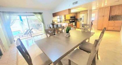 Tampa Home w BBQ patio pool /5 Beds /9 Guests
