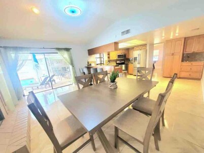 Tampa Home w BBQ patio pool /5 Beds /9 Guests
