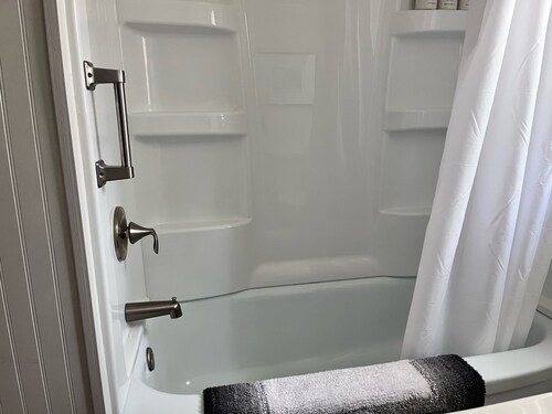 Cozy 2 Bedroom close to Cannon Valley Trail