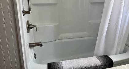 Cozy 2 Bedroom close to Cannon Valley Trail