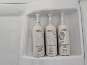 Kombinert dusj/badekar, hårføner, håndklær og såpe