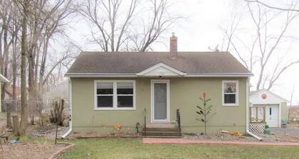 Cozy 2 Bedroom close to Cannon Valley Trail