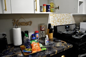 Kjøleskap, mikrobølgeovn, ovn og kokeplater