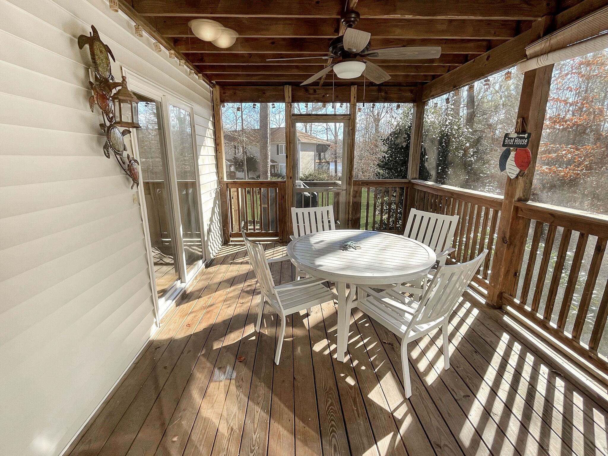 Lovely Home, Lake Access. Clean, quaint, screened porch, grill  