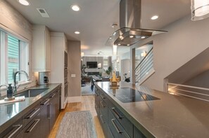 Køleskab, mikrobølgeovn, ovn, kogeplade