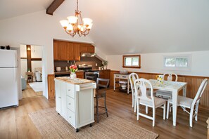 Dining - Dog friendly hideaway in Bucks County near River (Bensalem)