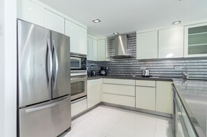 Refrigerador, microondas, horno y parrilla de estufa