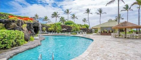 Utendørsbasseng og et oppvarmet basseng