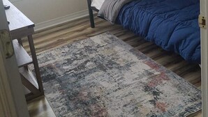 Een kamer met een stapelbed, een klein bureau en een raam.