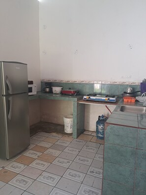 Kühlschrank, Kochgeschirr/Geschirr/Besteck