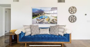 TV, caminetto, impianto stereo