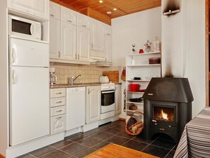 Fridge, microwave, dishwasher, cookware/dishes/utensils