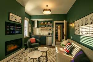 Casa exclusiva, 6 quartos (Sitting Rooms) | Espaço de cozinha compartilhada | Cafeteira/chaleira, frigobar, micro-ondas em uma área comum