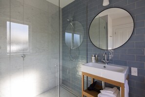 Ducha, artículos de higiene personal de diseño y secador de pelo