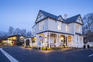 Exclusive Use, 6 Bedroom and Sitting Rooms | Courtyard view - The Vicarage Geraldine (Geraldine)