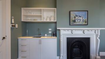 Room 1 Superking Ensuite, Downstairs | Premium bedding, individually decorated, individually furnished, desk